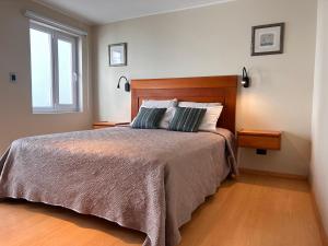 una camera da letto con un letto grande con due cuscini di Habitación privada con baño a Lima