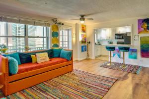 sala de estar con sofá y cocina en Colorful Atlanta Vacation Rental - Walk to Dtwn!, en Atlanta