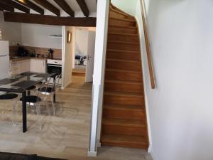 een trap naar de keuken en eetkamer in een huis bij Au Terminus 6 Personnes in Hautvillers +15 foto's