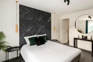 Ένα ή περισσότερα κρεβάτια σε δωμάτιο στο LE CHILL Suite & SPA (Jacuzzi et Sauna privés)
