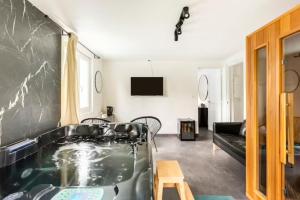 Μια τηλεόραση ή/και κέντρο ψυχαγωγίας στο LE CHILL Suite & SPA (Jacuzzi et Sauna privés)