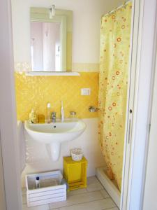 a bathroom with a sink and a mirror at Affittimoderni Viddalba Terme in Lu Razzoni