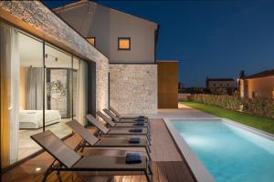 Bazén v ubytování Design Villa Palmeta nebo v jeho okolí