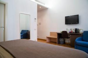 TV a/nebo společenská místnost v ubytování Rome Armony Suites