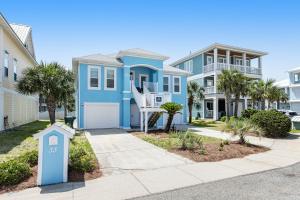 una casa azul con un buzón delante de ella en Beachy Dreams, en Pensacola Beach