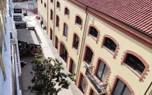 vista sul soffitto di un edificio con tetto rosso di Boutique lux apartments a Kavala
