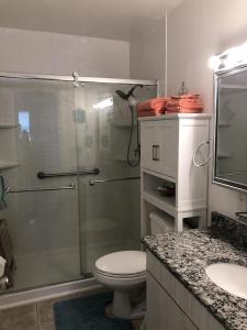 Koupelna v ubytování Bayside 1st Floor OC 2 br/1ba pool condo close to Jolly Roger/Convention Center