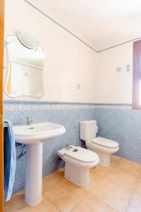 a bathroom with a toilet and a sink at Habitación en Casa Vacacional Fuengirola in Fuengirola