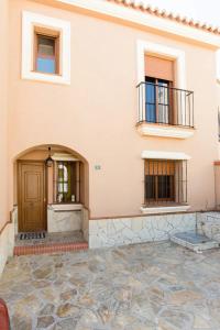 a building with a door and a balcony at Habitación en Casa Vacacional Fuengirola in Fuengirola