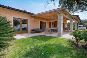 un patio de una casa con mesa y sillas en Villa Sellemond en Lazise