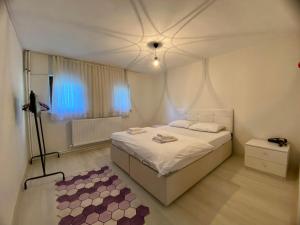 um quarto branco com uma cama e uma janela em Maşukiye Home Suit Apart em Kartepe