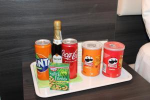 um tabuleiro com bebidas e latas de refrigerante em Brain Rooms & Suite em Pagani