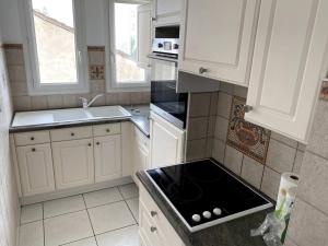 Kuchyňa alebo kuchynka v ubytovaní Bel Appartement en front de mer -Palavas les Flots