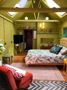 sypialnia z łóżkiem i telewizorem w pokoju w obiekcie Lepine- Holiday apartment in sunny Folkestone w mieście Kent
