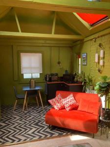 sala de estar con sofá rojo y mesa en Lepine- Holiday apartment in sunny Folkestone en Kent