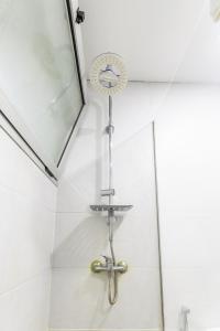 bagno con doccia e rubinetto d'acqua di Hopstays - Gaia Cork House a Vila Nova de Gaia