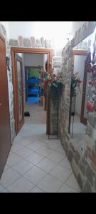 salon z kamienną ścianą i drzwiami w obiekcie La fenice w mieście Falconara Marittima