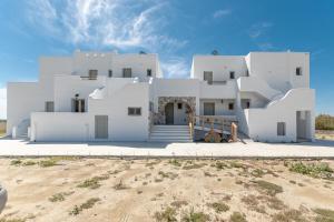 duży biały dom na pustyni w obiekcie Sunshine Plaka Naxos w mieście Plaka