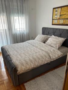 Ένα ή περισσότερα κρεβάτια σε δωμάτιο στο Apartman Mina Niš