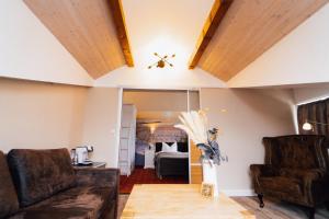 een woonkamer met een bank en een plafond bij Hotel Villa Schwanebeck in Binz