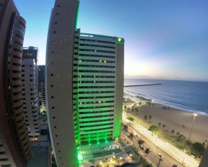 un edificio alto en la playa junto al océano en Terraços do Atlântico, en Fortaleza