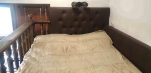 uma cama com uma cabeceira de madeira num quarto em Lux Central Shumen Apartment em Shumen