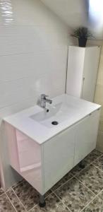 baño con lavabo blanco con grifo en Lux Central Shumen Apartment en Shumen