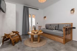 A seating area at Sunshine Plaka Naxos