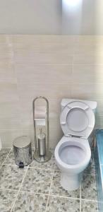 baño con aseo blanco en una habitación en Lux Central Shumen Apartment en Shumen
