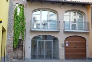 una casa con due porte e due finestre di Villa dell'Arco ad Alba