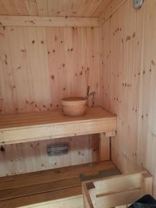 eine Holzsauna mit einer Schale auf einem Holzregal in der Unterkunft The Stunning Log House in Wexford