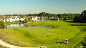 una vista aérea de un campo de golf con un estanque en L’Abri Cotier - Appartement face mer 2/4 personnes, en Fort-Mahon-Plage
