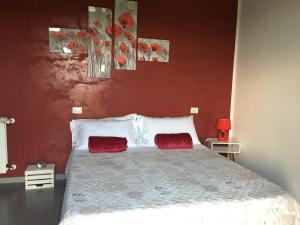 1 dormitorio con 1 cama grande y paredes rojas en il leccio, en San Lazzaro di Savena