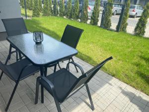 un tavolo blu e sedie seduti su un patio di UniLove Apartamenty a Uniejow
