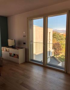 um quarto com uma grande janela com vista para um edifício em Casa Rita em Brescia