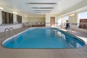 uma piscina no meio de um quarto de hotel em Super 8 by Wyndham Lees Summit em Lees Summit