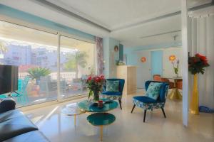 Posezení v ubytování CROISETTE AZUR ONE BEDROOM APARTMENT WITH TERRACE