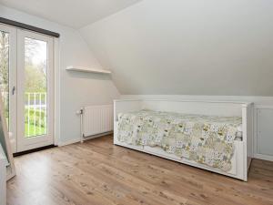 ein weißes Schlafzimmer mit einem Bett und einem großen Fenster in der Unterkunft Holiday home Sydals XXXIX in Høruphav