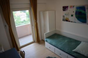 una piccola camera con letto e finestra di Veronika a Fiume (Rijeka)