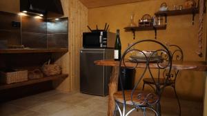 una cucina con tavolo, forno a microonde e frigorifero di Gîte de Terre et de Charme a Hamoir