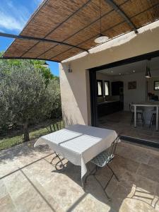 een witte tafel en stoelen op een patio bij Charmant appartement calme à Paradou in Paradou