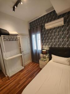 Un dormitorio con una gran cama blanca y una ventana en SINGLE ROOMS en Madrid