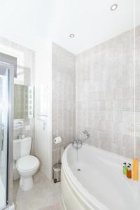 Un baño con bañera, inodoro y lavabo. en Pier Top - Free all Island parking permit, en Ventnor 16 fotos más