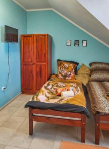 1 dormitorio con 1 cama y armario de madera en Kolorowa Chata, en Ustronie Morskie