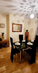 een eetkamer met een zwarte tafel en stoelen bij Tods Lodge - Quiet area in Derry City in Derry Londonderry