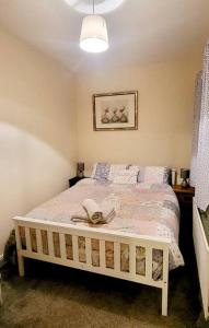 een slaapkamer met een wit bed in een kamer bij Tods Lodge - Quiet area in Derry City in Derry Londonderry