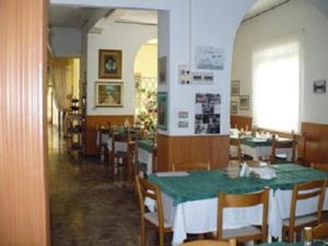 Restaurace v ubytování Albergo Villa-Brandi --- PENSIONE COMPLETA --- + 23 fotografií