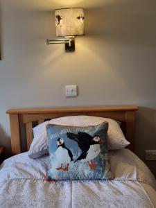 1 dormitorio con cama con almohada en Bellavista Guest House en Kirkwall