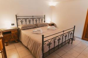 um quarto com uma cama grande e toalhas em Trulli Di Nonno Stefano em Locorotondo