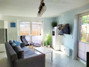 a living room with a couch and a tv at Strukkamp "Inselmädchen" Strukkamp in Fehmarn